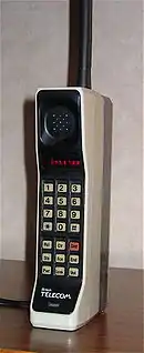 Un Motorola DynaTAC 8000X, un téléphone en brique de 1984.