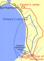En bord de mer, les fortifications de Pompée entourées par celles de César