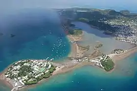 Le rocher de Dzaoudzi, le boulevard des Crabes, la vasière des Badamiers et une partie de Petite-Terre, vus d'avion.