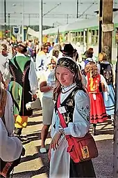 Jeune fille en habits traditionnels cachoubes.