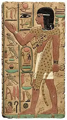 Prêtre égyptien avec une peau de panthère sur l'épaule.