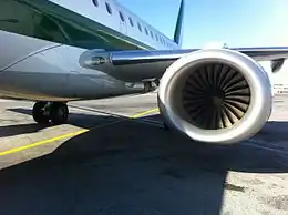 Un CF34 vu de face, monté sur un Embraer E-190 (en). La seule partie visible est l'imposante soufflante, qui dévie une majeure partie du flux d'air vers le flux secondaire du moteur.