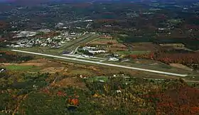 Vue aérienne de l'aéroport en 2012.