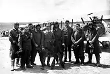 Photographie noir et blanc des pilotes de l'escadron.