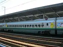 Photo d'une rame du Shinkansen à quai.