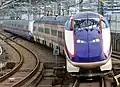 Shinkansen série E3 couplé à un Shinkansen série E2