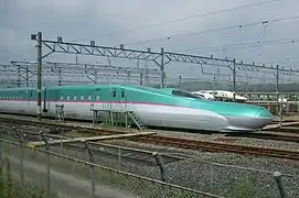 Première rame du Shinkansen E5 au dépôt de Sendai en 2009