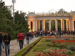 Public arrivant pour un concert dans le parc.