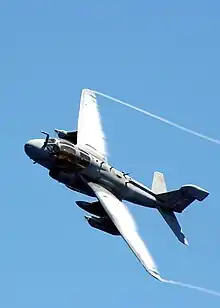 Un EA-6 Prowler avec condensations en extrémité d'ailes, mais aussi sur l'extrados (partie supérieure de l'aile).