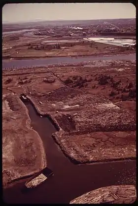 Déchets industriels en 1970 sur lîle Ebey