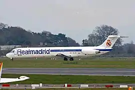 Un avion de la compagnie espagnole Swiftair à effigie du club de football espagnol du Real Madrid