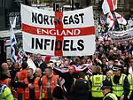 L'EDL manifeste à Newcastle le 29 mai 2010. Le drapeau lit "Northeast England Infidels" (« Infidèles du nord-est de l'Angleterre »).
