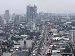 Le boulevard EDSA avec la ligne MRT-3 entre ses deux voies