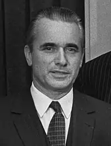 Photo en noir et blanc d'un homme d'âge moyen, en costume-cravate.