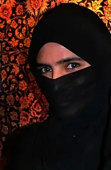 Une femme voilée d'un niqab aux Émirats arabes unis.