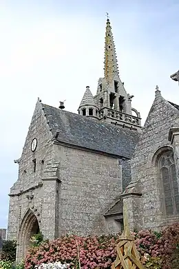 Église en granit couverte d'ardoise bleutée avec une flèche en pierre ouvragée