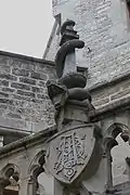Serpent et monogramme de la porte principale.