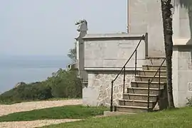 Escalier de l'aile Sud avec une sculpture d'un chat attrapant un rat.