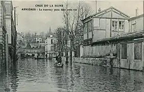 Le tramway passait dans cette rue d'Asnières-sur-Seine, indique la légende…