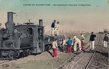 Photo colorisée montrant deux voies métriques et un petit train.