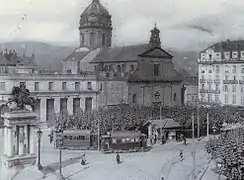 Tram et parvis de l'église sur la place de Jaude. Premières années du XXe siècle.