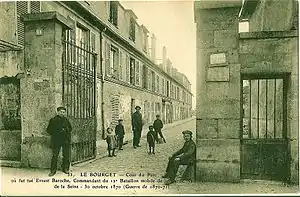 Cour du 24 rue de Flandre au début du XXe siècle, lieu où est mortellement blessé Ernest Baroche, lors de la bataille du Bourget d’octobre 1870.
