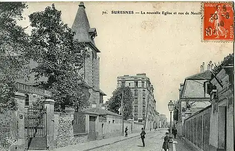 L'église et la rue sur une photo ancienne.