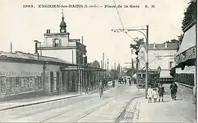Vue du même lieu, avec deux tramways en stationnement. Peut-être y avait-il une correspondance quai à quai entre les deux lignes Enghien-Trinité et Enghien-Montmorency.