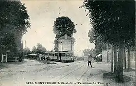 Une rame de l'EP (motrice 300 et attelage fermé) sort du dépôt vers la Place des Marroniers, après la conversion de la ligne à voie normale en 1907.