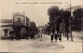 ... et l'avenue de la République, avec le Café de la Mairie.