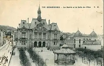 Ancienne photo de la mairie et du square, avec la rue à gauche.