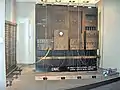 Quatre panneaux de l'ENIAC exposés à la Moore School of Engineering. De gauche à droite : une table de fonctions, un oscilloscope de contrôle, un accumulateur et un multiplicateur