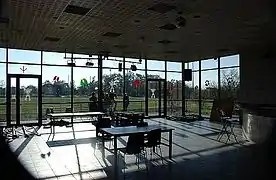 Intérieur du Cercle avec vue sur le terrain de sport