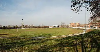 Terrain de sport, cercle et cité des étudiants