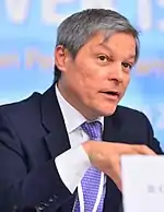 Photographie de Dacian Cioloș, du parti roumain Plus aujourd'hui fusionné dans l'Union sauvez la Roumanie, président du Groupe Renew Europe jusqu'au 18 octobre 2021.