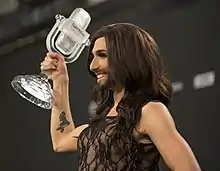 Photo de Conchita Wurst avec son trophée.