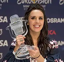 Photo de Jamala, gagnante du Concours, posant avec son trophée.