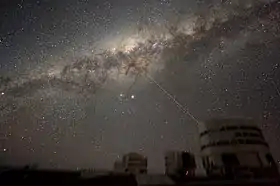 L'étoile LASER du VLT pointe le centre galactique.