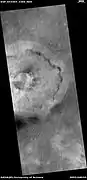 Cratère à piédestal (image HiRISE) dans le quadrangle de Casius. Les lignes sombres correspondent au passage de Tourbillons de poussière.