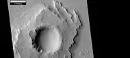 Cratère à piédestal (image HiRISE) dans le quadrangle d'Amazonis. On distingue les contours de la terrasse entourant le cratère.