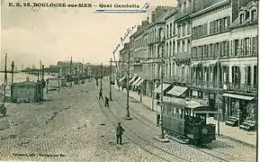 Un tramway sur le quai Gambetta.