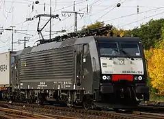 Les locomotives de MRCE Dispolok ont une livrée noire soulignée de blanc