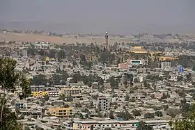 Vue aérienne de la capitale du Tigré. À la périphérie de la ville un haut monument en mémoire de la guerre contre le Derg.