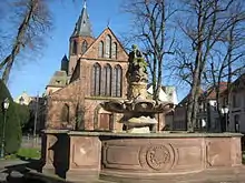 L'église vue de l'ouest, derrière la fontaine aux Abeilles.