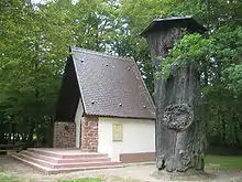 La chapelle Saint-Arbogast et le reste du tronc du Gros Chêne dans la forêt de Haguenau.