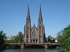 L’église Saint-Paul vue du Pont-Royal.