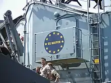 Navire militaire avec écusson d'une opération.