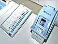 Une machine à voter avec le terminal d'impression du reçu de vote.