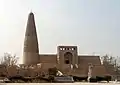 Minaret du sultan Emin Khoja, 1777, et mosquée ouïghoure. Décor de brique. Minaret : h. 44 m, d. 10 m. Le plus haut minaret de Chine. Tourfan.