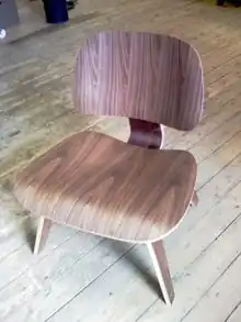 Eames Lounge Chair Wood (LCW) de 1945.